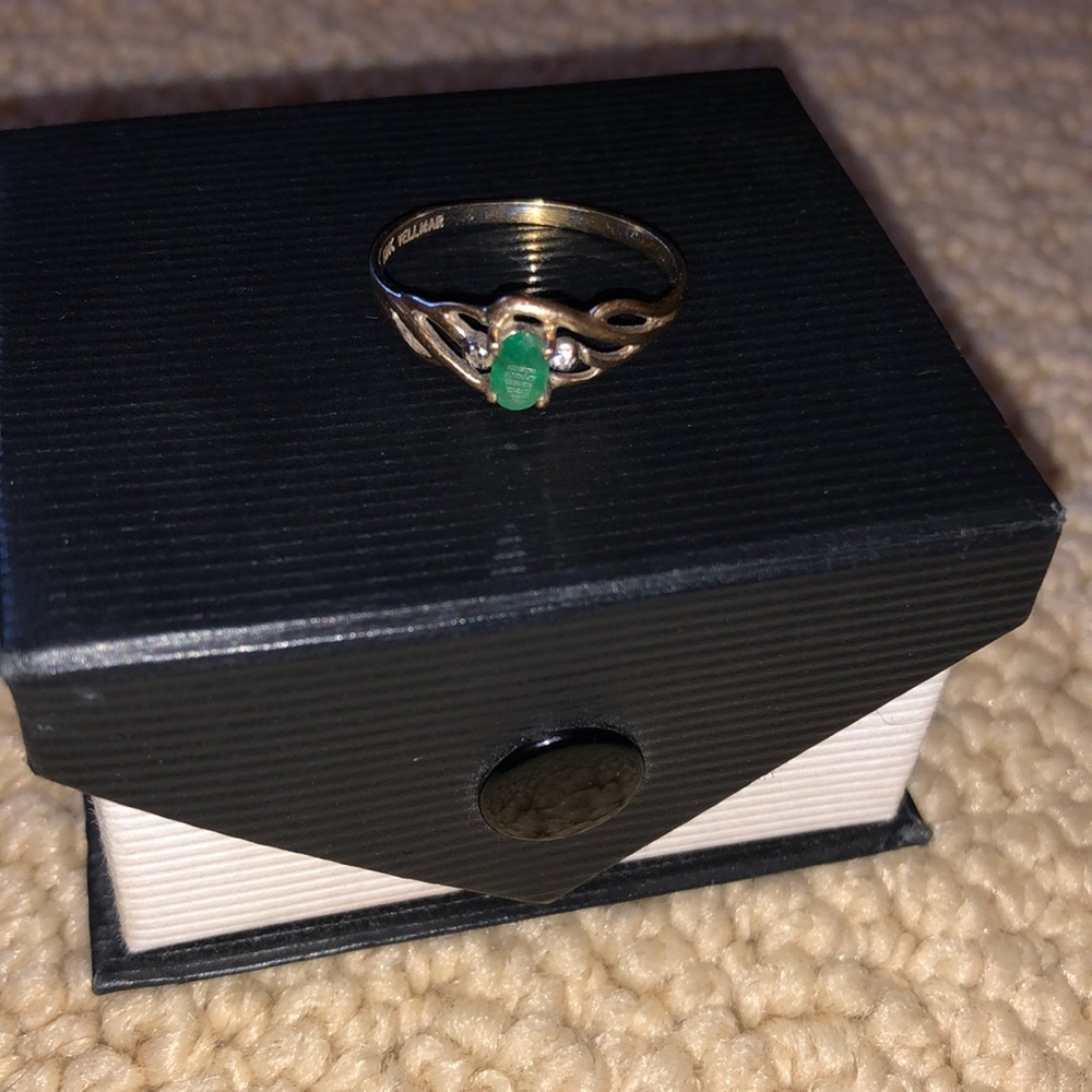 Emerald Stone Flanked By Two Diamonds Ring - image 2